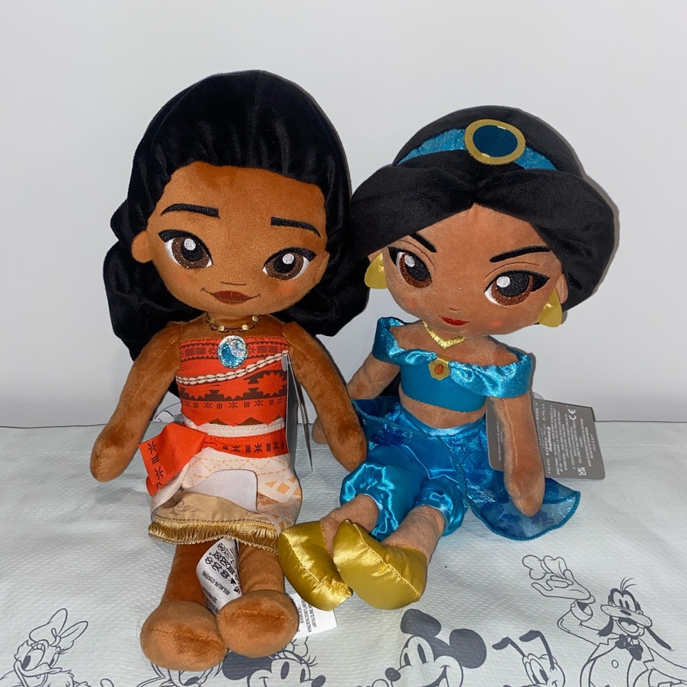 Two dolls (Disney princesses) jasmine, Moana.